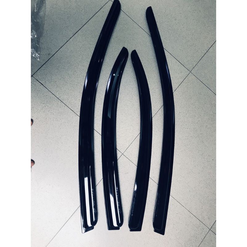 Vè mưa gentra đen và mạ
