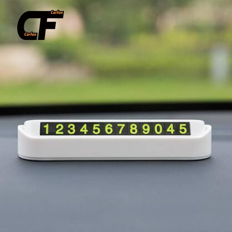 Biển số điện thoại được đặt trên táp lô xe hình cây xương rồng dễ thương