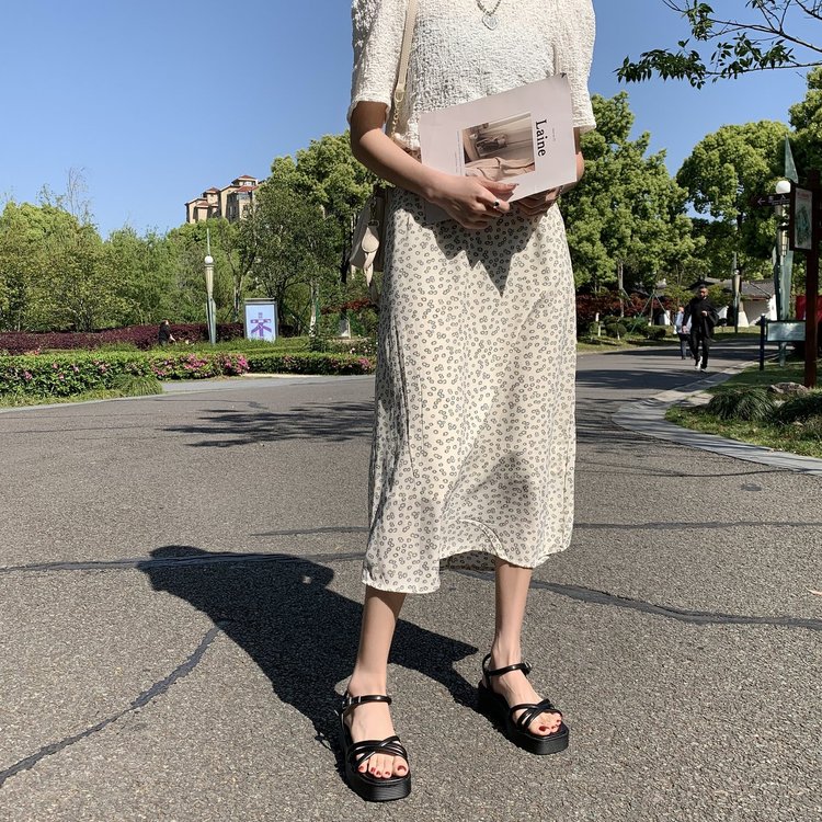 Fashionable Square Head Cross Strap One Line Buckle Middle Heel Sandal for Women