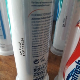 Kem đánh răng Aquafresh dạng ống