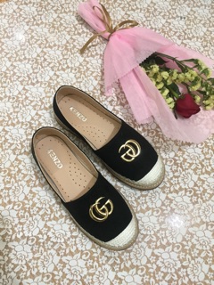 Giày slipon đen và trắng