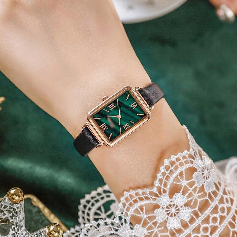 Đồng hồ máy thạch anh mặt vuông số la mã với thiết kế dây đeo da