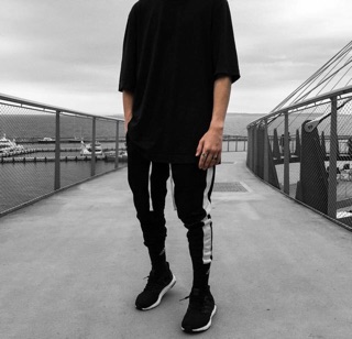 ÁO TEE OVERSIZE BASIC ĐEN UNISEX