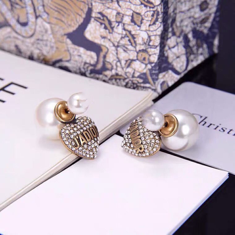 Bông tai nữ thương hiệu D ngọc trai nhân tạo gắn trái tim mặt chữ TB502