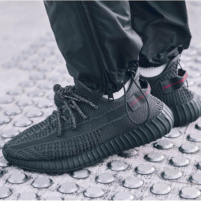 Giầy yzy v2 350 black reflective