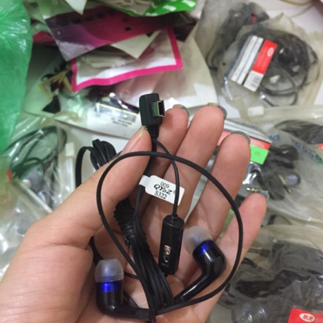 Tai nghe chân vuông