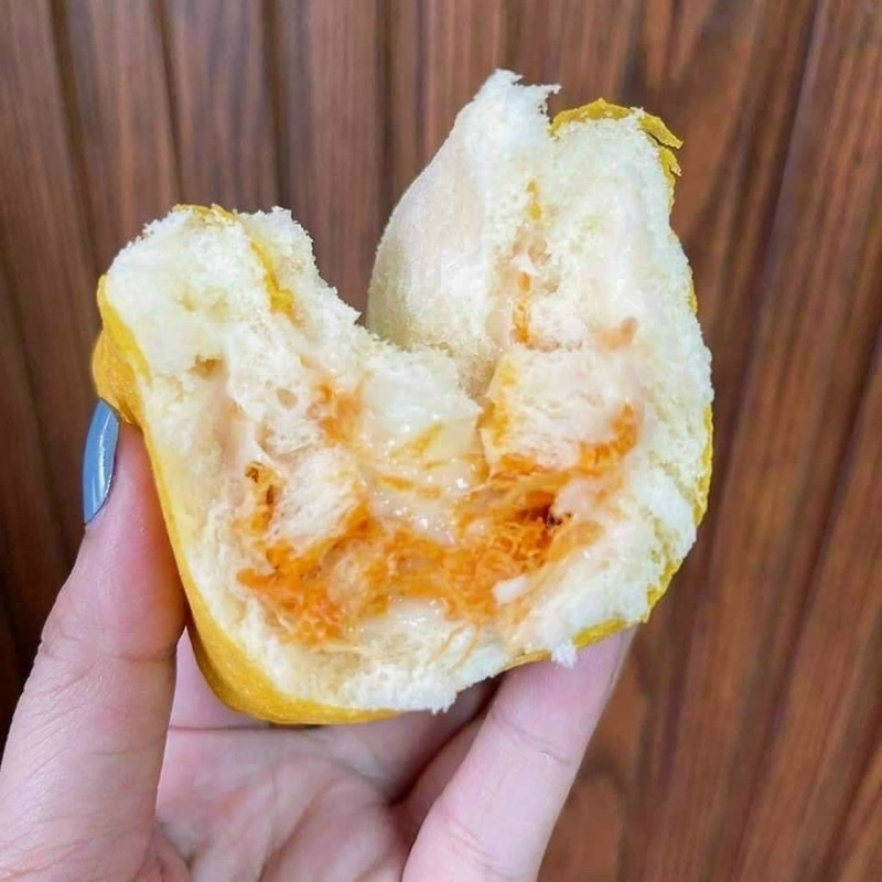 Bánh mì sandwich cuộn vỏ trứng sốt kem béo chà bông