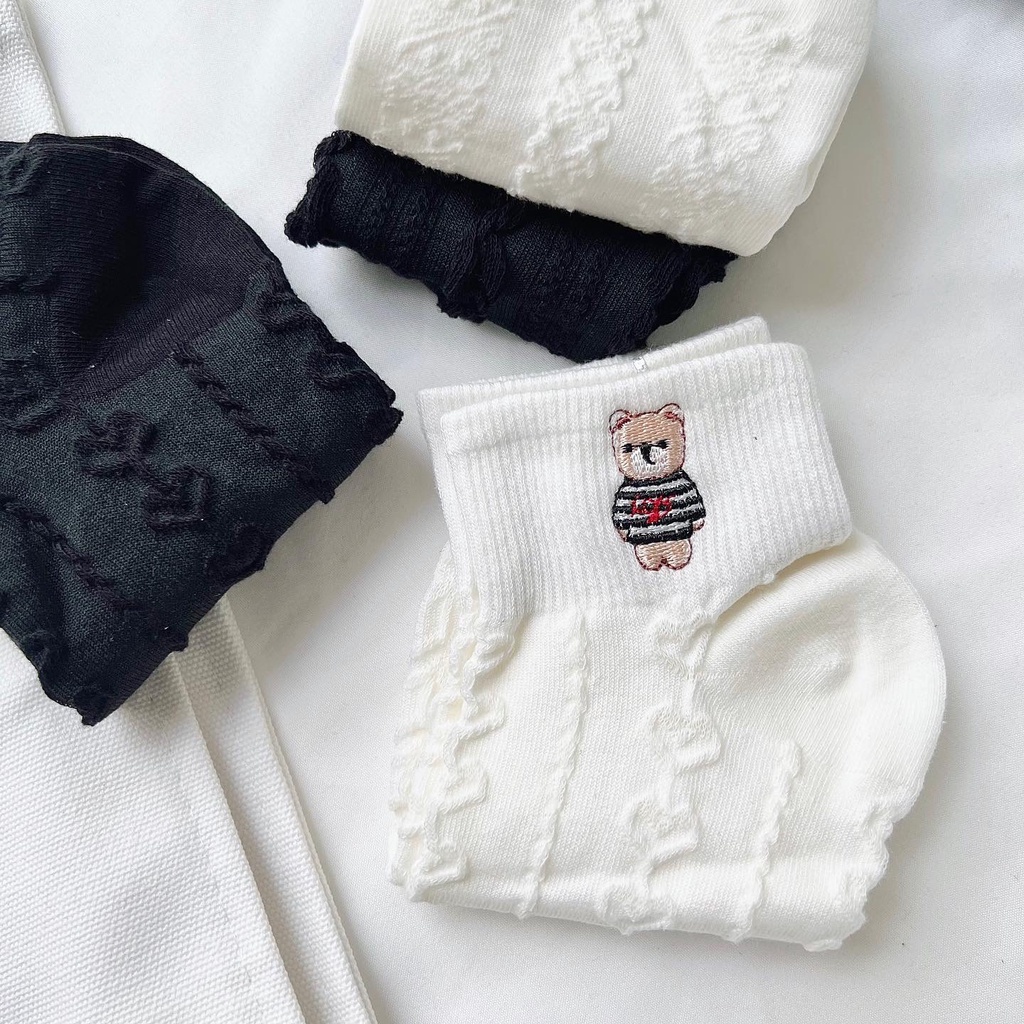 Tất cổ thấp thêu hình gấu tone trắng đen