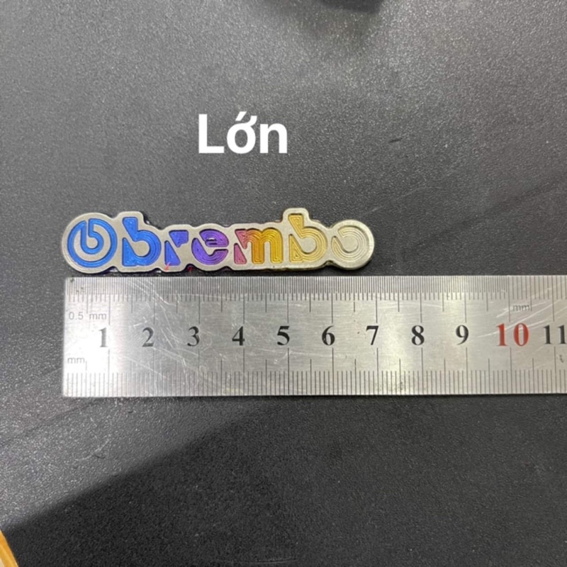 Logo titan chữ Brembo lớn nhỏ trang trí nhiều vị trí trên xe