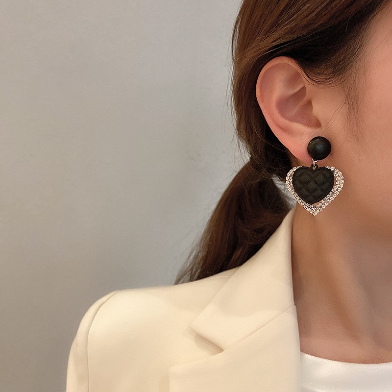 Bông tai đính đá hình trái tim màu đen S925 xinh xắn