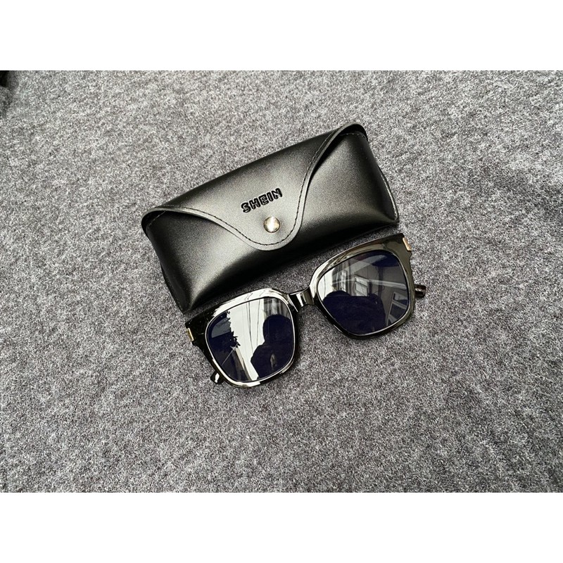 Kính râm mát Shein sang sịn mịn ạ, Có Mail mua hàng tại web của hãng.