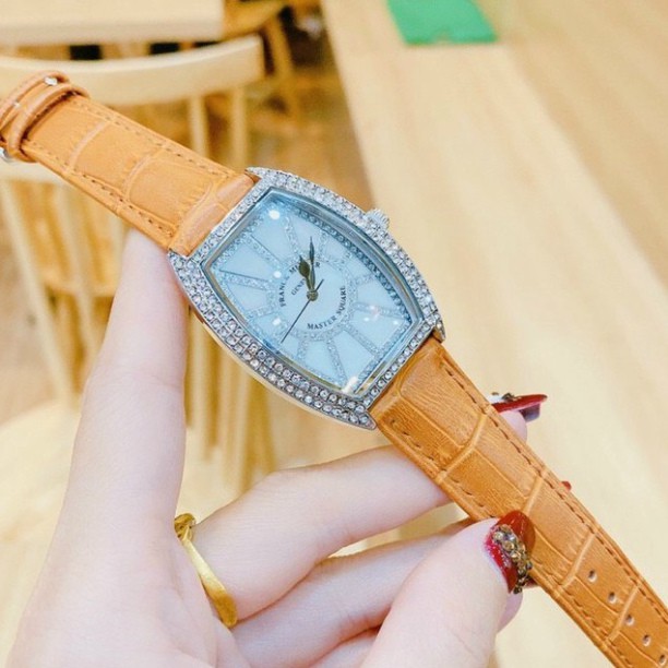 Đồng hồ nữ Franck muller dây da, mặt bầu đính đá, hàng full box, thẻ bảo hành 12 tháng