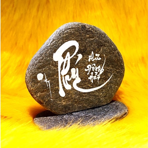 Thư pháp chữ Phúc viết trên đá. Kích thước: 8x6x12cm. Viết theo yêu cầu