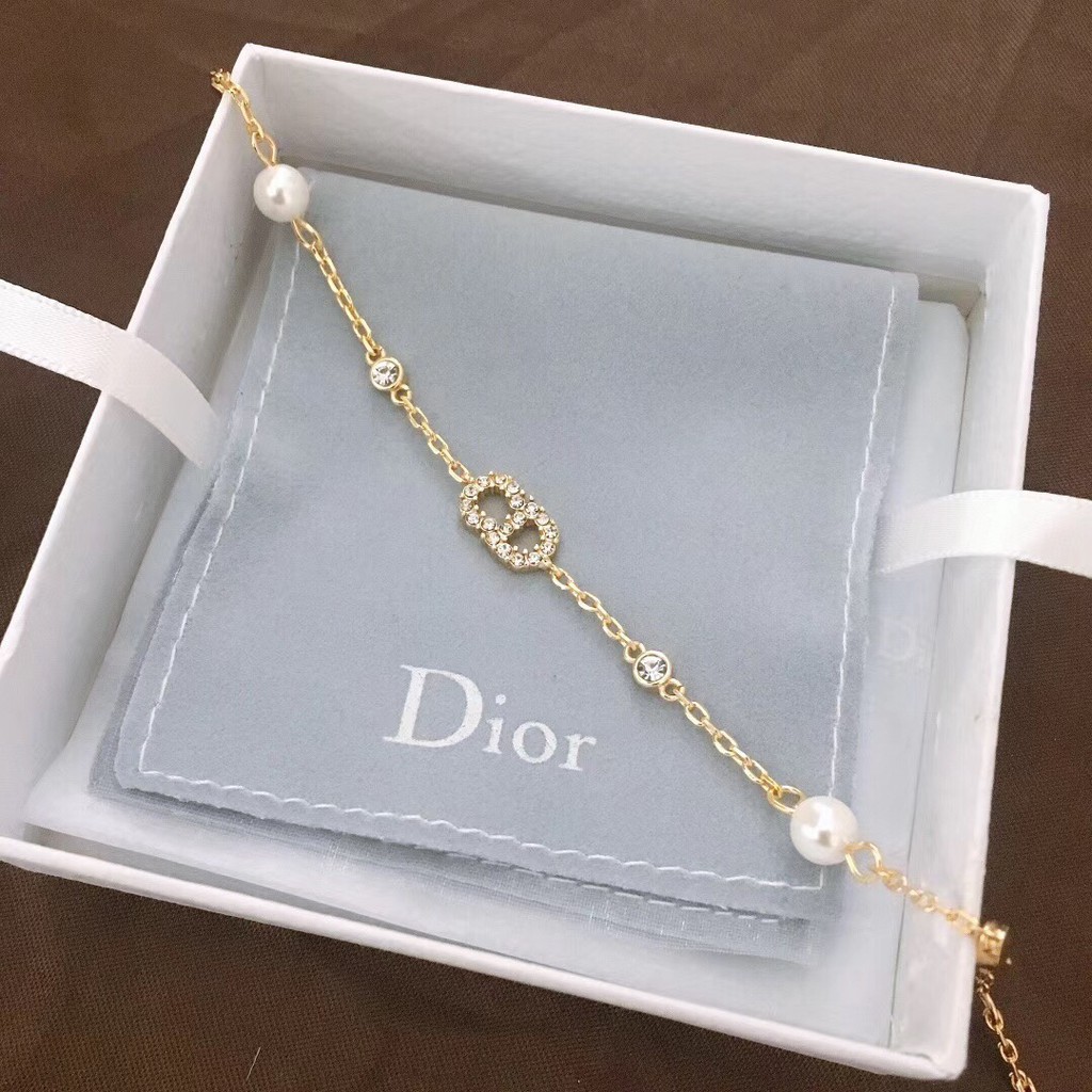 Vòng tay Dior đính ngọc trai và phụ kiện hình chữ đơn giản phong cách retro