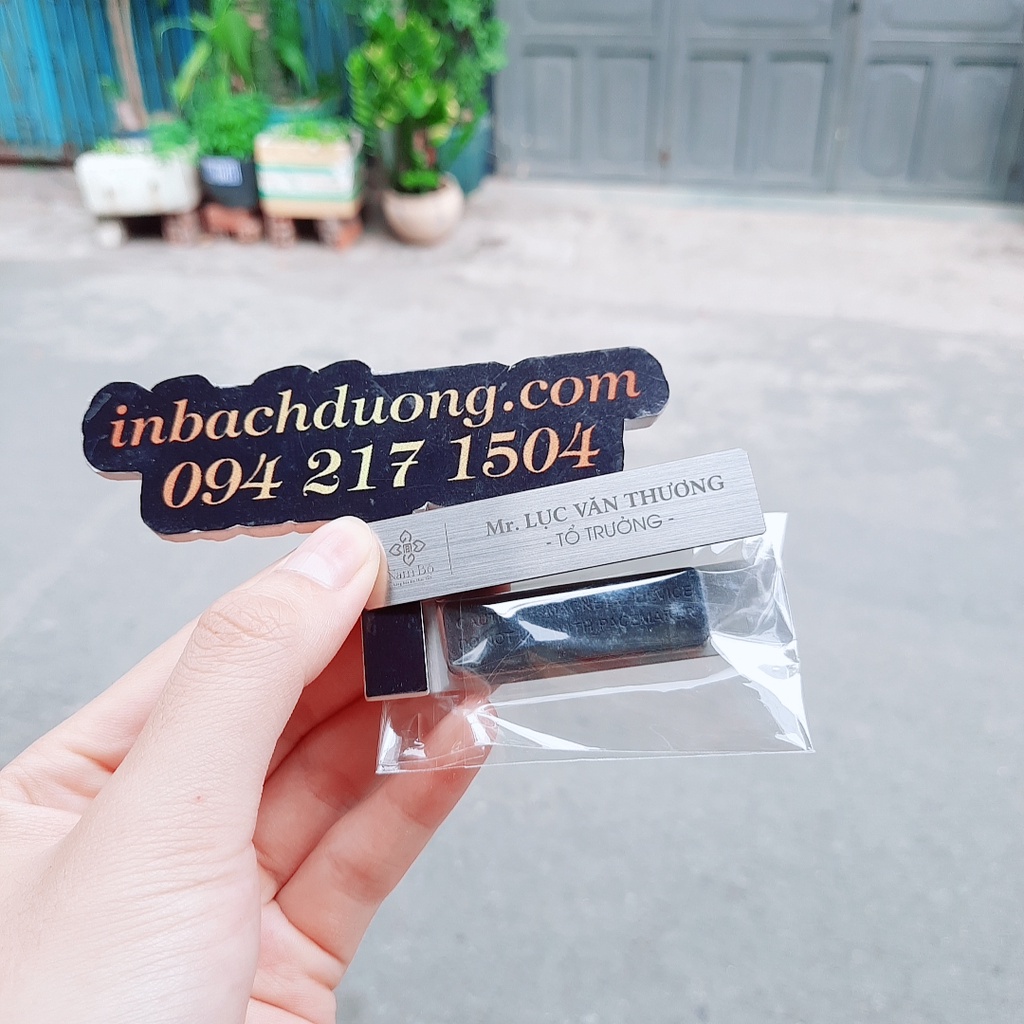 Bảng tên inox bạc xước khắc đen hoặc in màu - In Bạch Dương