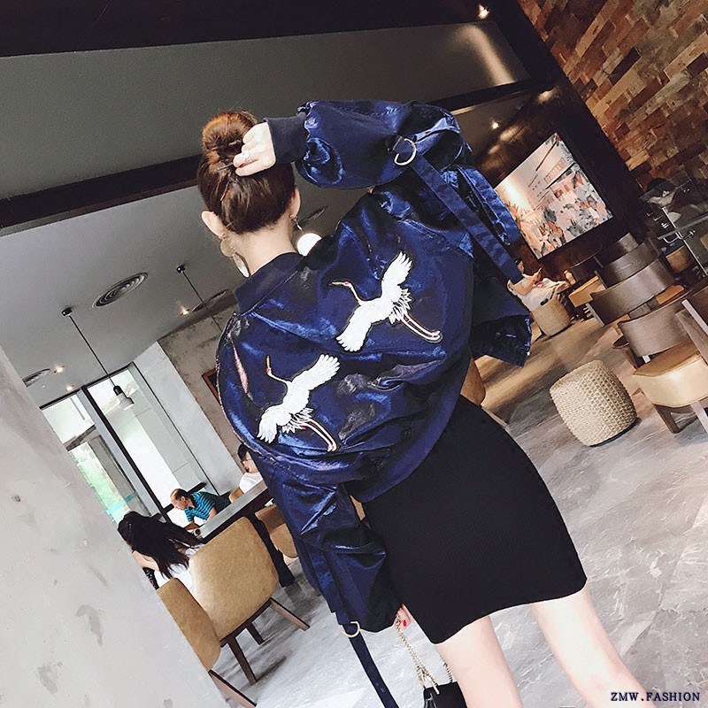 Áo khoác bomber dáng ngắn thêu chim hạc ULZZANG | BigBuy360 - bigbuy360.vn