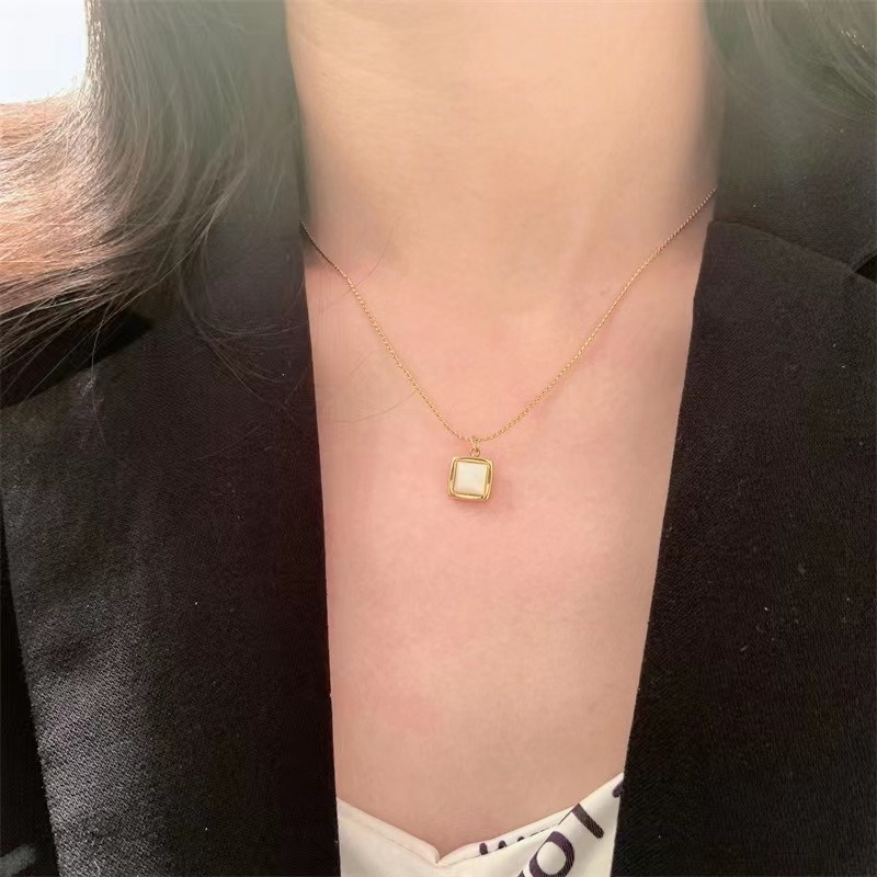 Dây chuyền bằng thép titan màu vàng thiết kế mặt hình vuông ba chiều sặc sỡ phong cách Hàn Quốc đơn giản cho nữ