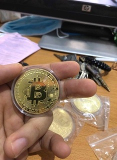 Đồng xu Bicoin mạ vàng