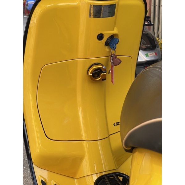 MÓC TREO ĐỒ CHO XE VESPA ĐA DẠNG MÀU SẮC