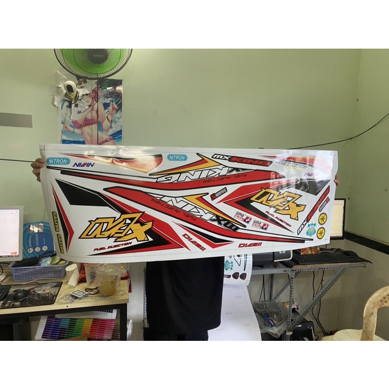 ( Quí khách vui lòng mang ra tiệm cho thợ dán ) Tem exciter 150 MX trắng đỏ