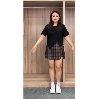 (50 - 90 KG) ÁO THUN ĐEN LỆCH TÀ MIX CÙNG CHÂN VÁY CARO NĂNG ĐỘNG TRẺ TRUNG CHO MÙA HÈ SẢNG KHOÁI