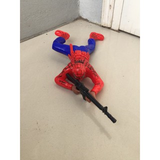 Người nhện biết bò, bắn súng có âm thanh sống động