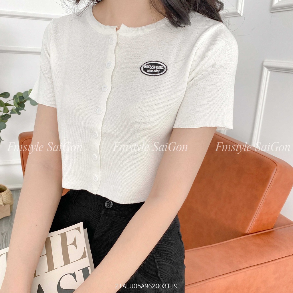 Áo len nữ tay ngắn gài nút mác thêu, áo croptop cộc tay kiểu dáng ulzzang Hàn Quốc Fmstyle Saigon 21ALU05A962003 | BigBuy360 - bigbuy360.vn