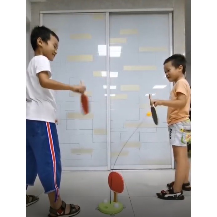 Bóng bàn phản xạ cán gỗ cho bé và gia đình tương tác