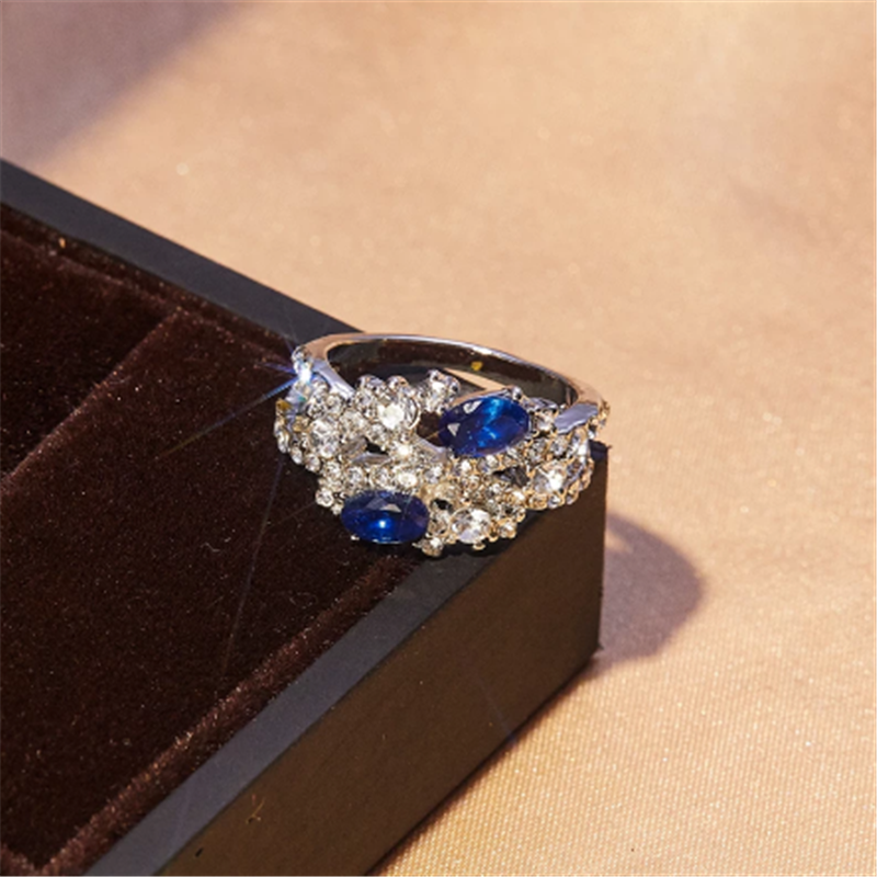 Nhẫn đính đá zircon sang trọng màu xanh dương lấp lánh độc đáo