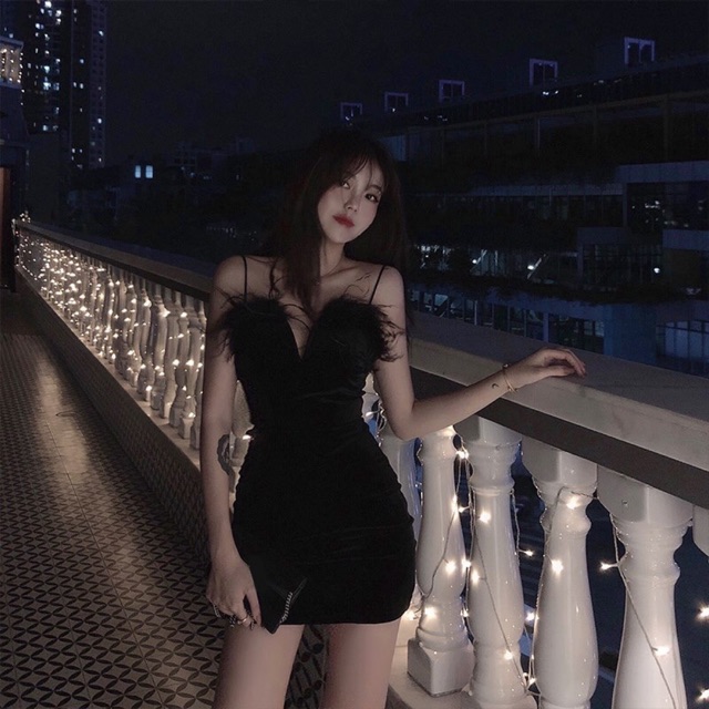 Váy 2 dây xẻ ngực lông vũ