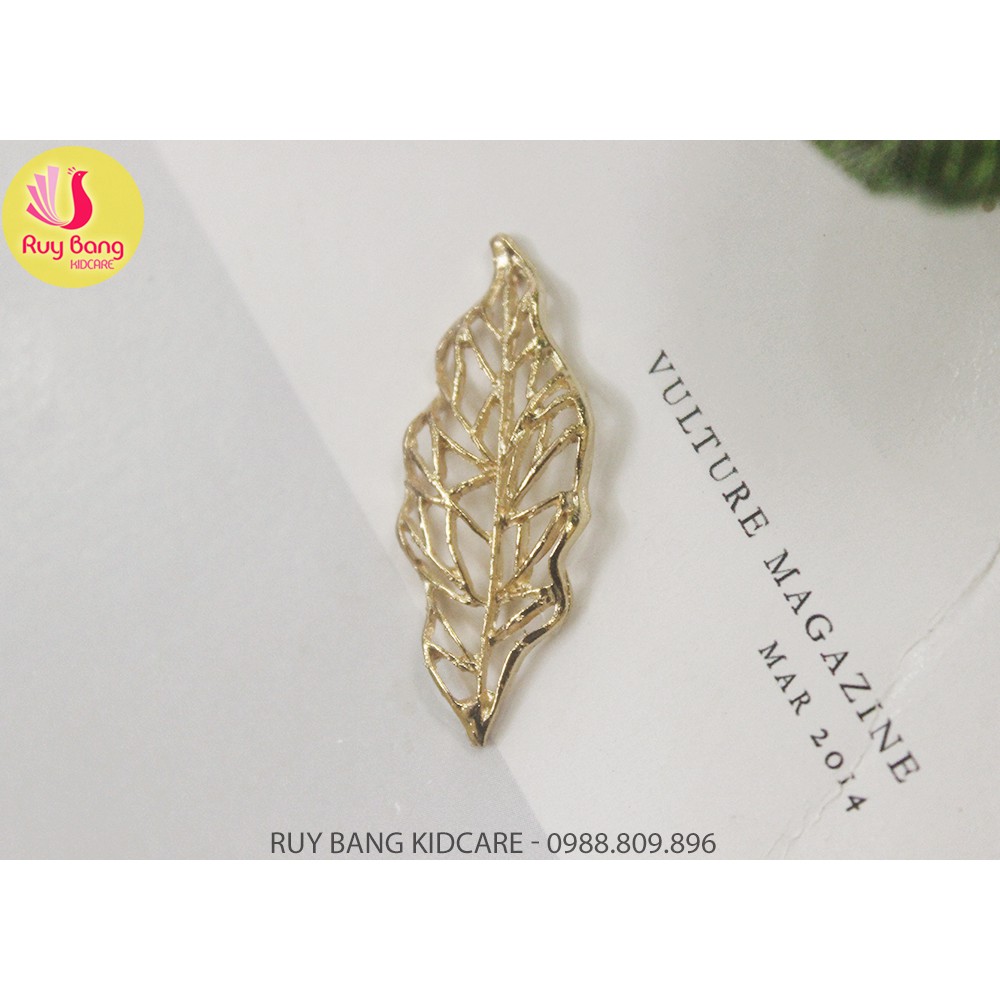 Cành lá kim loại, center đá đính hoa vải handmade