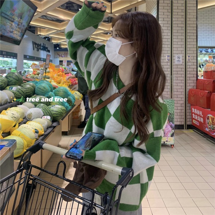 Áo len đan xen màu trắng xanh phong cách Hàn Quốc