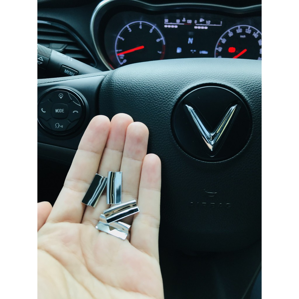 Miếng dán kim loại nút mở cửa lên xuống kính xe ô tô Vinfast Fadil, Chevrolet