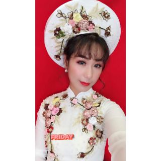 Áo cô dâu giúp cô dâu thêm xinh đẹp tự tin.
