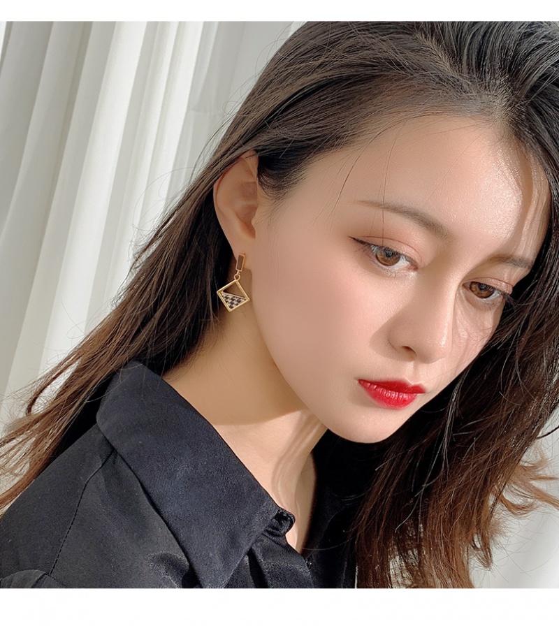 Bông tai phong cách Retro thiết kế thời trang 2023