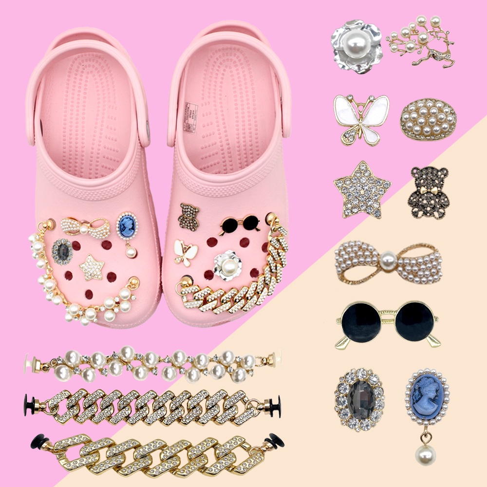 Crocs Jibbitz Sandals Giày dép kim loại Charm DIY có thể tháo rời mắt/khóa ngọc trai phù hợp với giày nữ với phụ kiện trang trí 1000 phong cách để lựa chọn