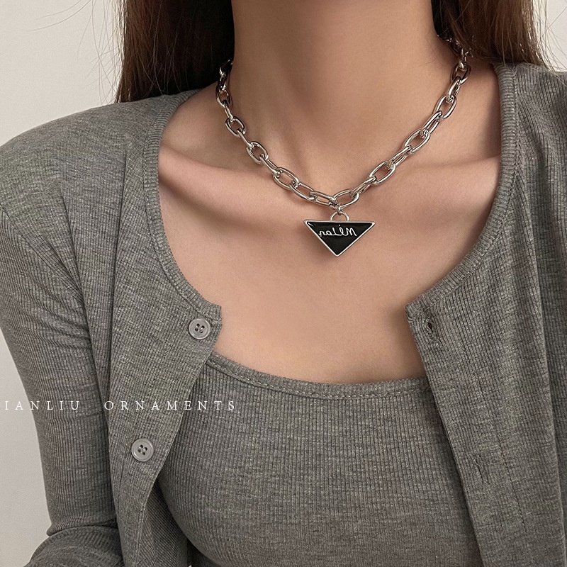 Dây Chuyền Bạc Xích Mặt Tam Giác Màu Đen Cá Tính