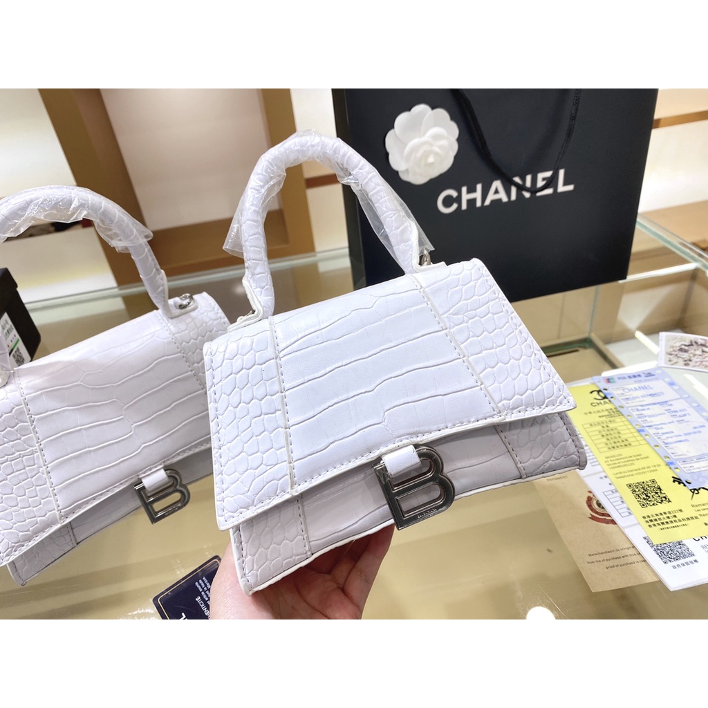Ví Da Lộn Phối Dây Xích Và Đồng Hồ Cát Thời Trang Cho Nữ