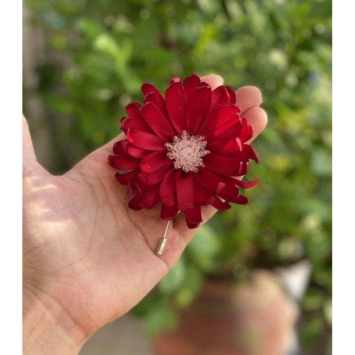 Hoa cúc satin cài áo nhuỵ ngọc siêu đẹp