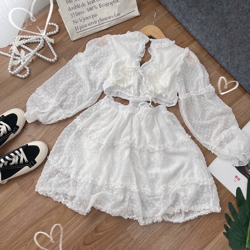 VIBED Đầm trắng khoét eo hoa nổi lạ mắt