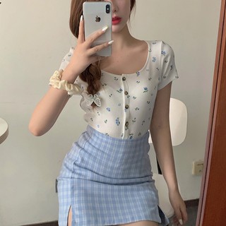 Set áo thun tay ngắn hoa nhí + chân váy ngắn ôm body xẻ tà kẻ Hàn Quốc