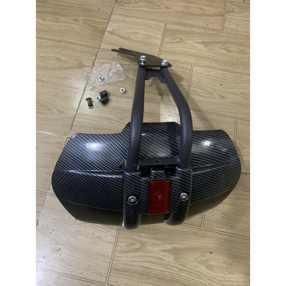 Dè chắn bùn kiểu moto màu CACBON gắn được nhiều loại xe máy