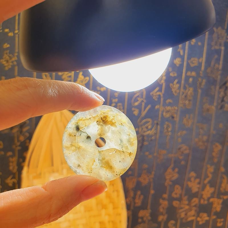 Mặt đồng điếu đeo cổ nhiều màu phù hợp với các mệnh