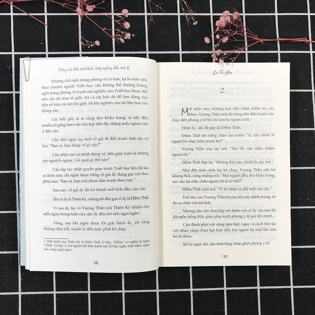 Sách - Đừng Cúi Đầu Mà Khóc, Hãy Ngẩng Đầu Mà Đi (Kèm Bookmark) - Lư Tư Hạo - Thanh Hà Books HCM | WebRaoVat - webraovat.net.vn