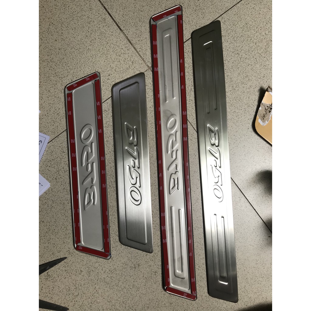 Bộ ốp nẹp bước chân ngoài inox xe Mazda BT50 2015-2021