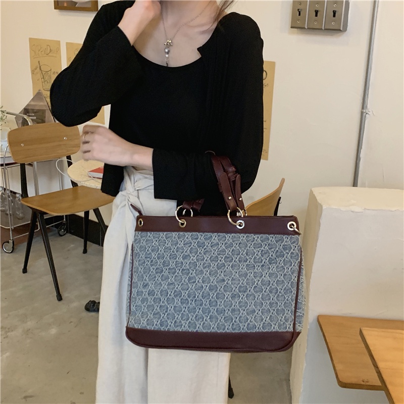 Túi đeo vai IELGY vải denim cỡ lớn phối móc khóa trái tim dành cho nữ