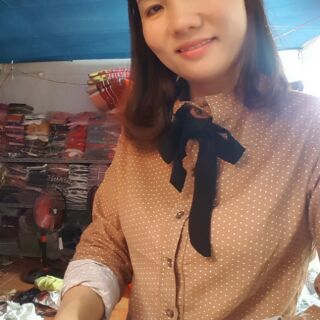 Áo sơ mi chấm bi phối nơ