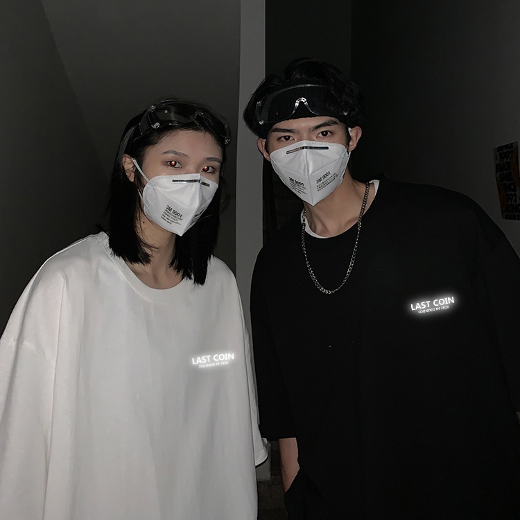 Áo thun tay ngắn cổ tròn dáng rộng in chữ phản quang phong cách Hàn Quốc cho nam và nữ