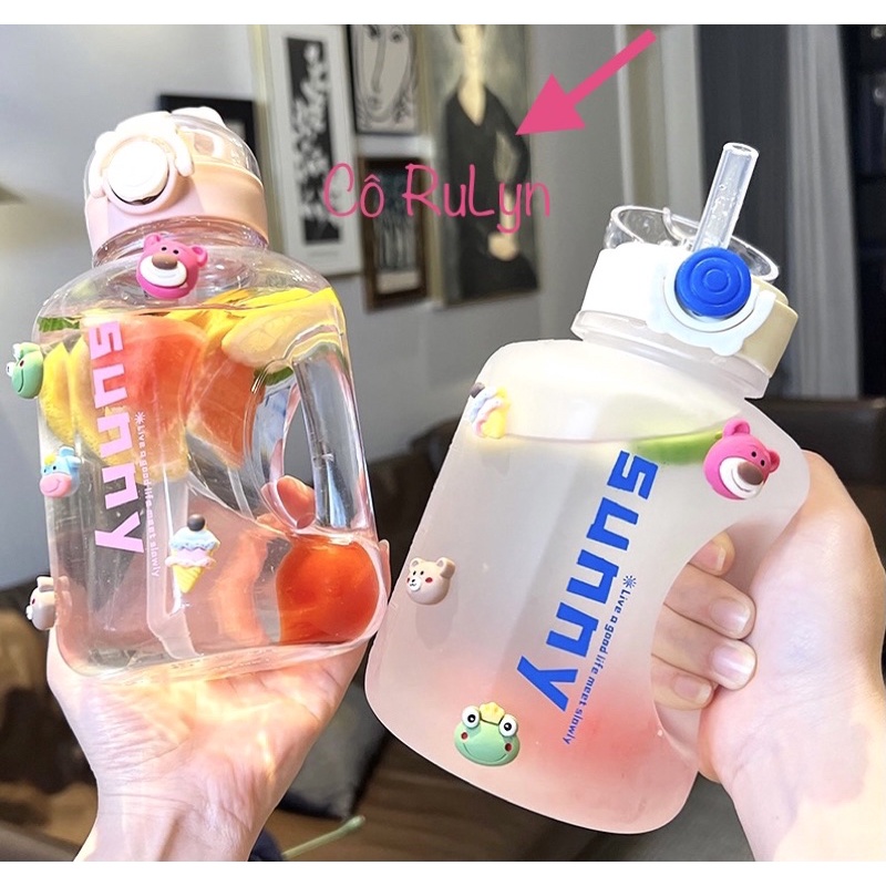 Bình đựng nước 1L có ống hút khi bật nắp, phụ kiện dây và sticker 3D siêu đáng yêu