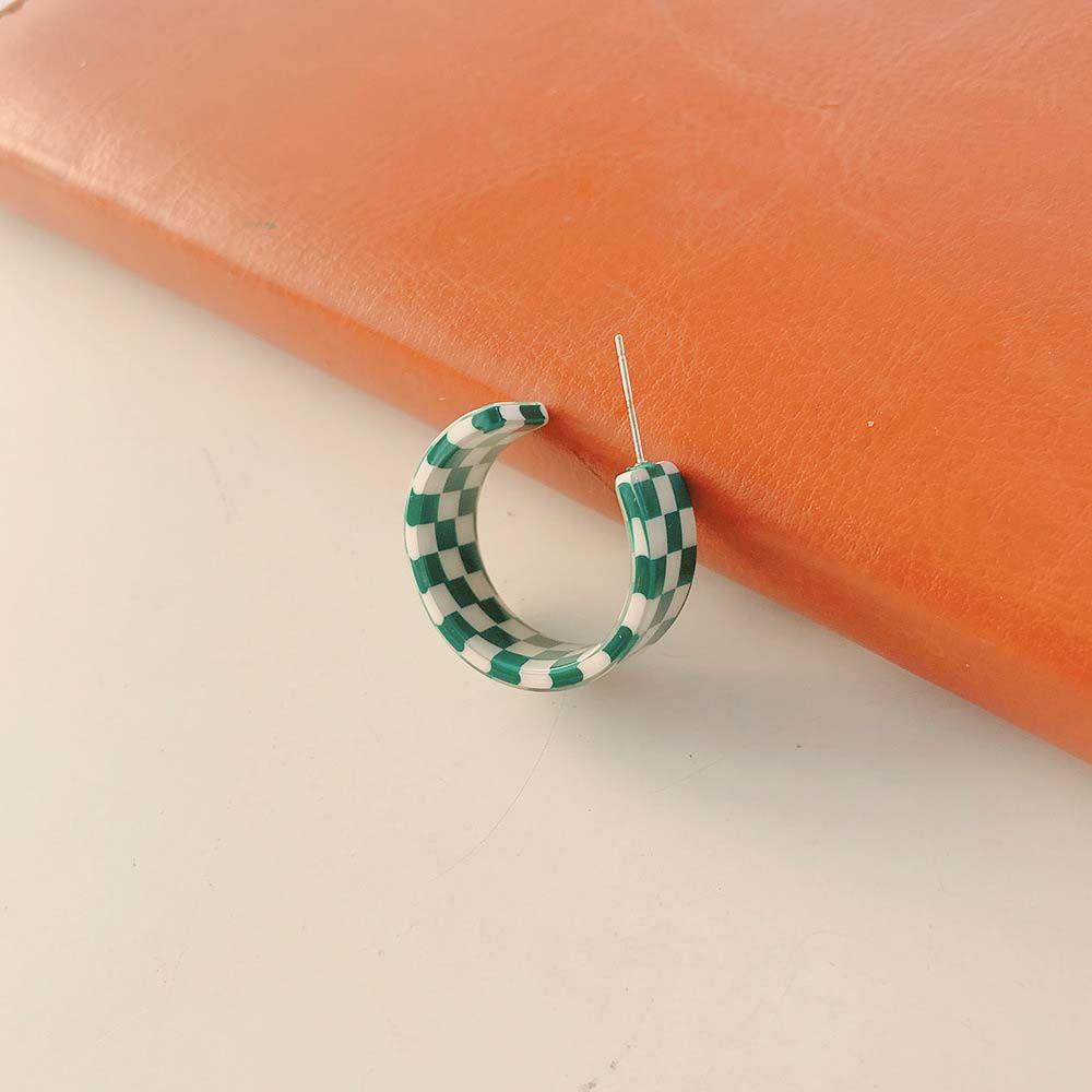 Bông Tai Acrylic Họa Tiết Sọc Caro Trắng Đen Hình Chữ C Màu Kẹo Ngọt